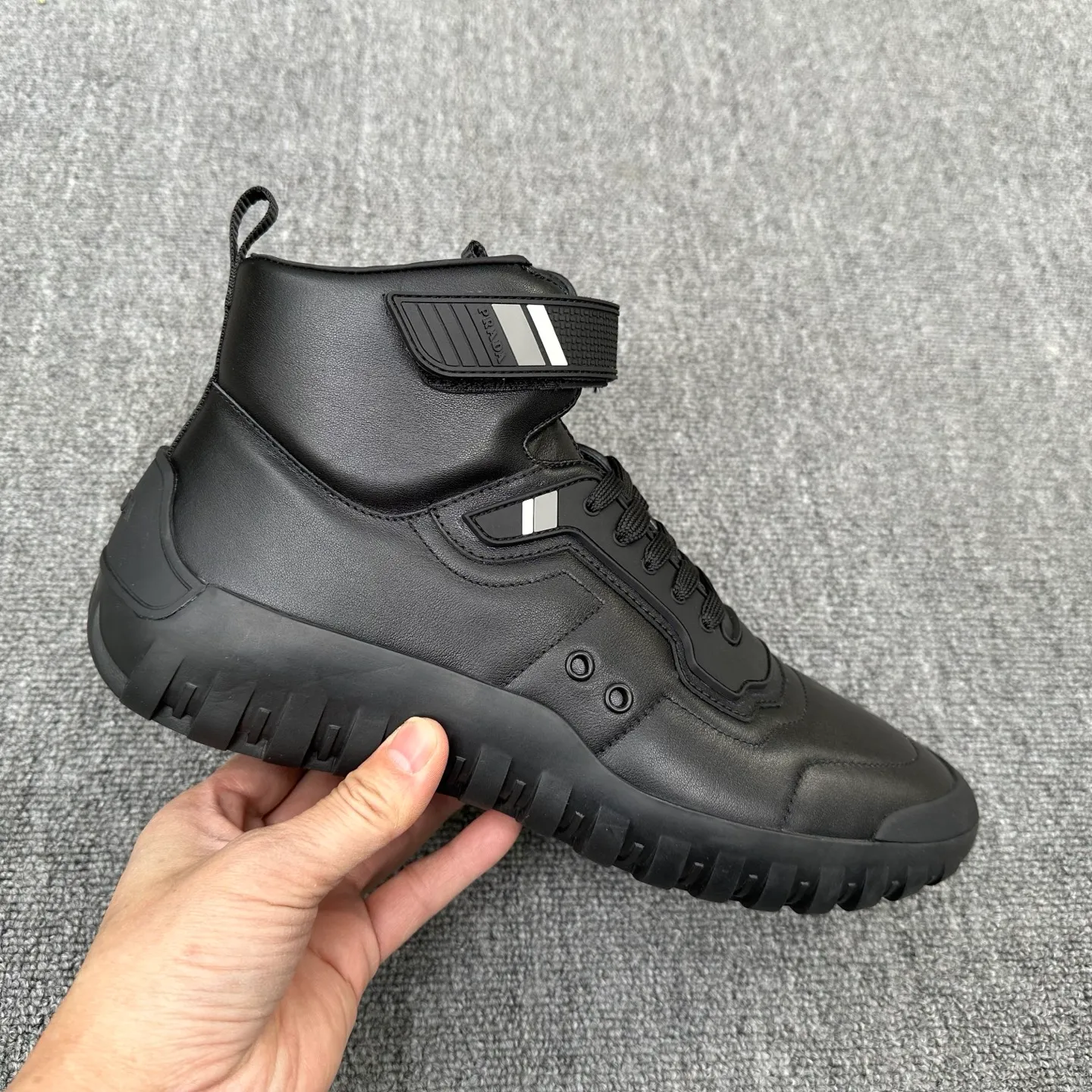 💰880 Prada/Prada’s new men’s spliced ​​casual sports boots! The shoe's exquisite stitching outlines a unique geometric texture, and contemporary lines and details reinterpret the classic sports style. The upper is made of ultra-official material, and the lining is full cowhide. It is lightweight, breathable, practical and versatile. The tongue is decorated with the Prada Milano logo, and the logo print is embellished with the laces. It is paired with a 2.5cm two-color rubber sole to create a comfortable wearing experience. Comes with full set of original packaging dust bag! Size: 39-40-41-42-43-44 (45 customized) standard leather shoe size Item number: 41274651